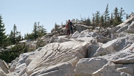 Boyfriend-and-Girlfriend-Hiking