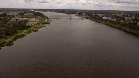 Aerial-Ansicht-der-Fluss-und-die-Brücke