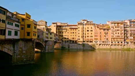 Puentes-de-Florencia-sobre-el-río-Arno,-al-atardecer,-Italia