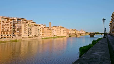 Brücken-von-Florenz-über-den-Arno-Fluss-bei-Sonnenuntergang,-Italien