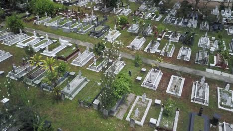 Luftaufnahmen-von-einem-muslimischen-Friedhof.