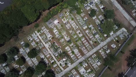 Imágenes-aéreas---a-vista-de-pájaro-de-un-cementerio-musulmán.