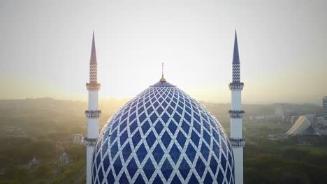 Luftaufnahmen---Sonnenaufgang-in-einer-Moschee.