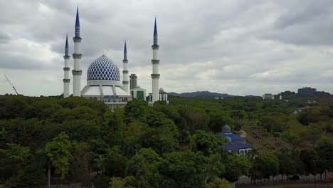 Luftaufnahmen---Überführung-einer-Moschee-an-einem-bewölkten-Tag.