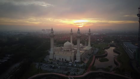 Luftaufnahmen---Sonnenaufgang-in-einer-Moschee.