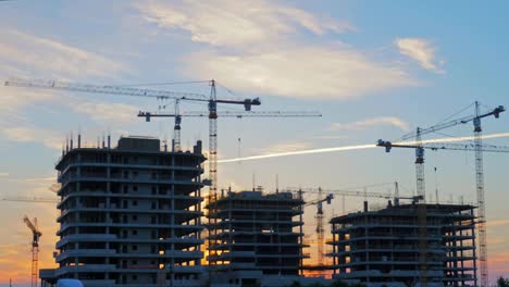 Bau-von-modernen-Gebäuden-mit-Turmdrehkranen.-Timelapse