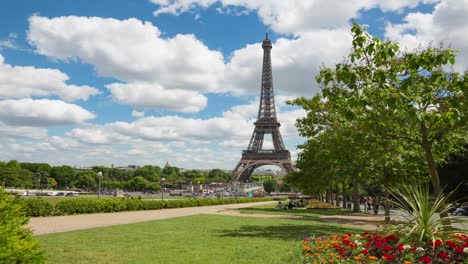 Lapso-de-tiempo-durante-el-día-de-la-Torre-Eiffel,-París