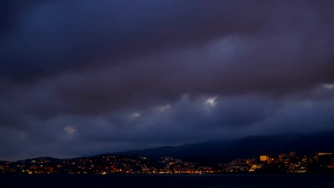 Paisaje-de-nubes-de-la-ciudad-de-mar-de-agua