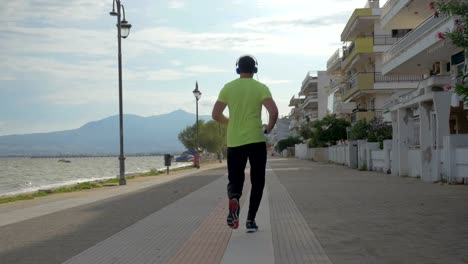 Joven-en-los-auriculares-va-en-camino-de-la-ciudad-de-Perea,-Grecia