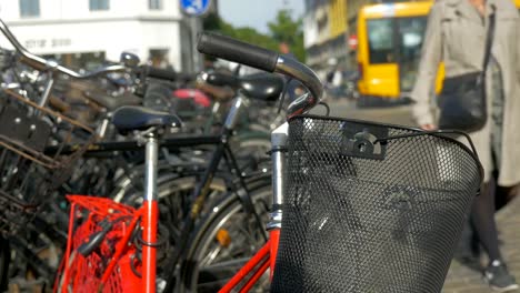 Bicicletas-con-canastos,-estacionados-en-la-calle