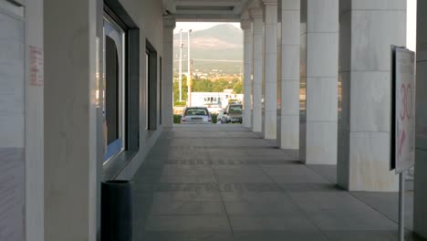 Couple-with-bags-leaving-shopping-centre