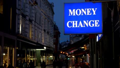 Geld-ändern-Banner-in-Nacht-Straße