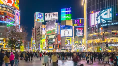 Zeit-Ablauf-von-Shibuya-Crossing-mit-Masse-der-Touristen-im-Stadtteil-Shibuya,-Tokyo,-Japan