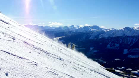 Snowboard-de-montaña-cubierto-de-nieve-la-gente