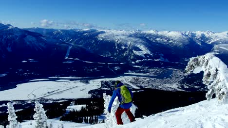 Person-Snowboarden-auf-verschneiten-Bergen