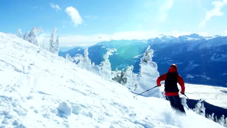 Person-Snowboarden-auf-verschneiten-Bergen