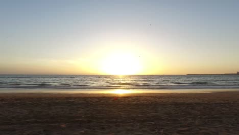 Sonnenuntergang-an-einem-Strand-in-Marokko