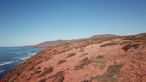 Luftaufnahme-der-Legzira-Strand-mit-gewölbten-Felsen