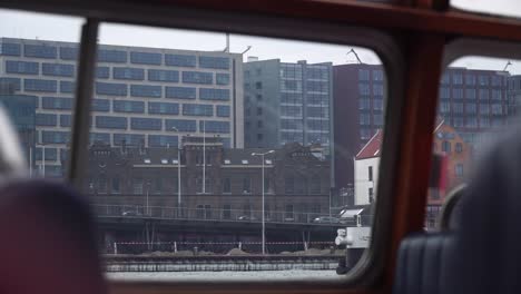 Segel-Boot-durch-die-Grachten-in-Amsterdam.-Blick-vom-Inneren-des-Bootes