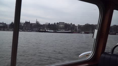 vela-de-barco-por-los-canales-de-Amsterdam.-Vista-desde-el-interior-del-barco