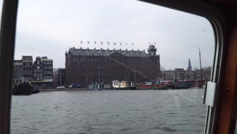 Segel-Boot-durch-die-Grachten-in-Amsterdam.-Blick-vom-Inneren-des-Bootes