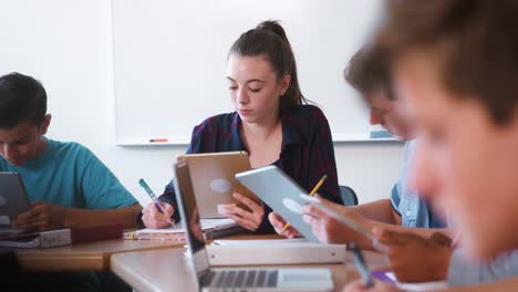 Gymnasiasten-mit-digitalen-Geräten-der-Technik-Klasse-arbeiten-am-Schreibtisch