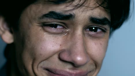 Hombre-joven-desesperado-triste-llorando-mirando-a-cámara-macro