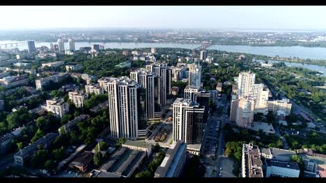 Edificios-modernos-en-el-centro-de-la-ciudad-vieja