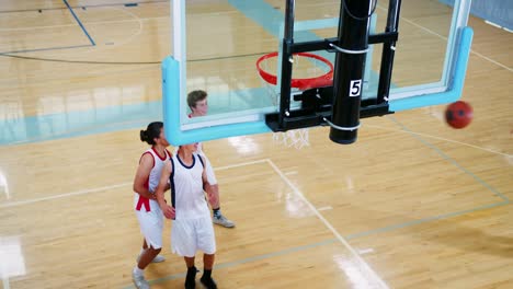 Selección-de-baloncesto-de-secundaria-hombre-anota-canasta-en-corte-y-celebrar