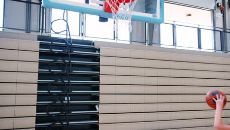 Selección-de-baloncesto-de-secundaria-mujer-anota-canasta-en-corte-y-celebrar