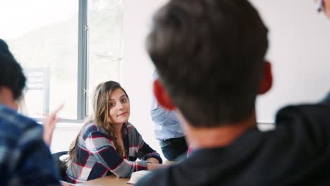 Männlichen-High-School-Lehrer-sitzen-am-Schreibtisch-Lehre-Klasse