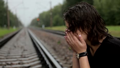 Chica-adolescente-llora-en-las-vías-del-ferrocarril