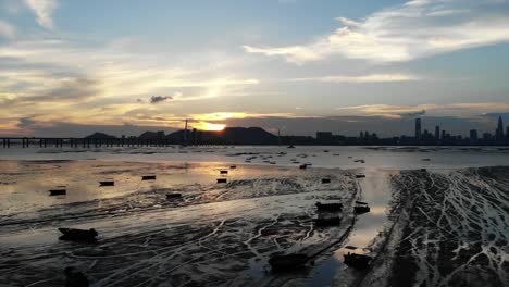 Pak-Nai-Wattwanderungen-in-Hongkong-mit-der-Skyline-von-Shenzhen-china