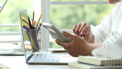 Estudiantes-jóvenes-asiáticos-o-puesta-en-marcha-de-equipo-de-trabajo-de-adolescentes-Co-aprendiendo-la-tarea,-ver-examen-de-resultados-en-smartphone,-feliz-alegría-de-lograr-el-éxito-objetivo-en-emoción-positiva-expresión-en-el-campus