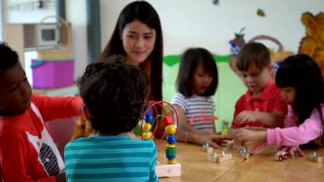 niños-estudiando-en-la-escuela