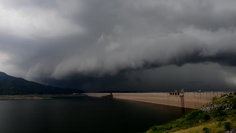 Dunkle-Regenwolke.