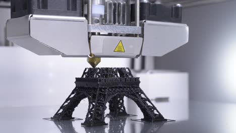 Impresora-3D-de-trabajo,-un-modelo-de-la-Torre-Eiffel---4.0-de-la-industria-de-la-impresión