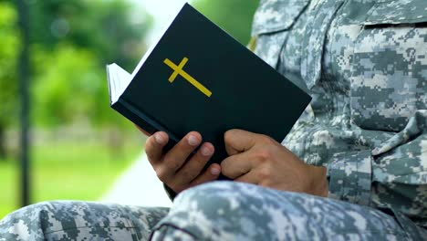 Military-chaplain-praying,-conducting-religious-service-to-support-soldiers