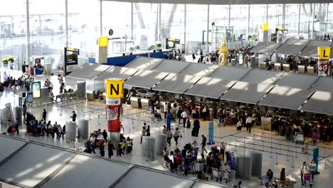 Passengers-walking-in-Suvanaphumi-Airport,-Bangkok