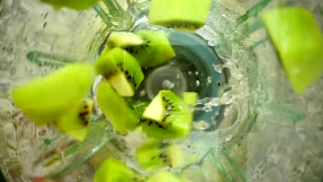 Zerkleinerung-von-Kiwi-in-den-Mixer-geben.-Slow-Motion.	Vorbereitung-der-Smoothie-in-den-Mixer-geben.