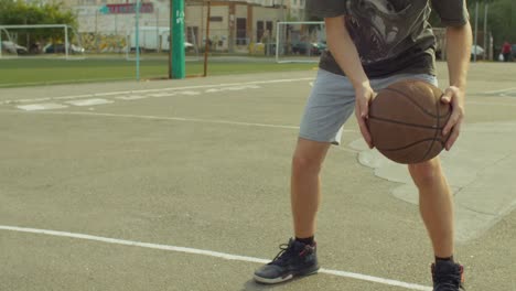 Streetball-Verteidiger-verursacht-Umsatz-von-Offensivspieler