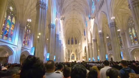 Vista-interior-de-St-Patricks-Cathedral-con-servicio-en-New-York-City,-Manhattan,-Nueva-York