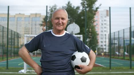 Retrato-de-hombre-mayor-celebración-de-fútbol