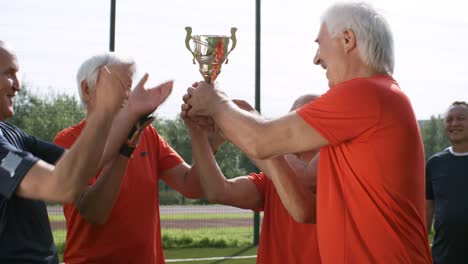 Hombres-jubilados-celebra-victoria-de-fútbol