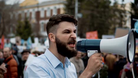 Menschen-in-Stadt-Rallye.-Der-Kerl-schreit-in-den-Lautsprecher.-Die-Masse-auf-der-Straße.