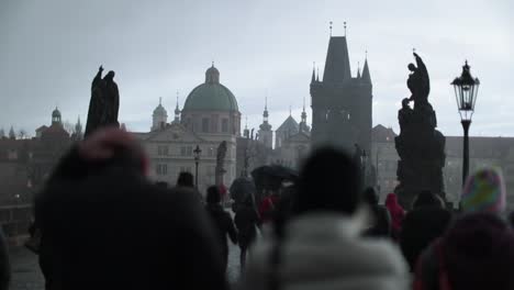 Menge-von-Menschen-auf-der-Flucht-vor-Regen-Sturm.-Paar-entkommt-aus-dem-Hagel-Wintersturm-in-4K-60fps-authentische-candid