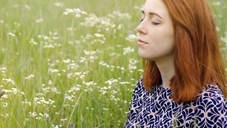 Tiefer-Meditation-im-Freien,-Frau-mit-roten-Haaren-sitzt-entspannt-in-Lotus-Pose,-Frieden