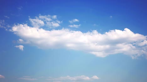 Slow-motion-of-clouds-in-the-sky,-time-lapse