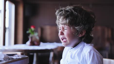 Jungen-Weinen.-Kleinen-Kind-Schrei-im-Cafe-verärgert