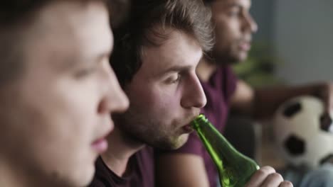 Junge-Erwachsene-Männer-Freunde-Fußball-Team-anfeuern